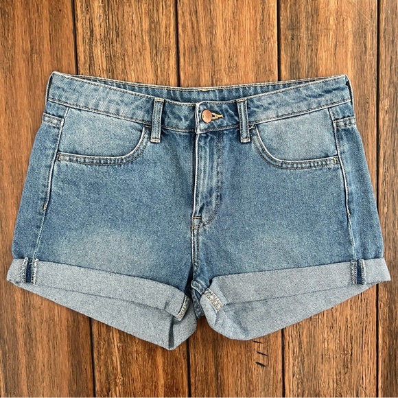 H&M Classic Denim Shorts Medium Blue Wash Cotton MidRise No Distressing Size 6 - Picture 1 of 9